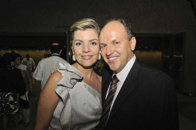 O casal Cristiane e Oswaldo Mochi Junior comemoram a data