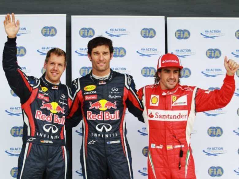 Mark Webber (centro) fez a pole position, seguido de Vettel (à esq) e Alonso (à dir), respectivamente