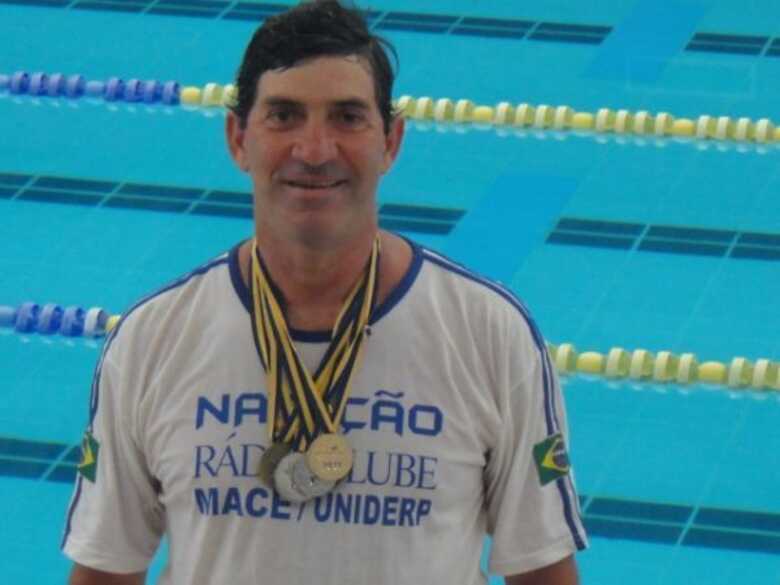 O campeão Marcos Leite exibe as medalhas