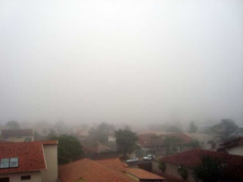 Semana inicia com neblina