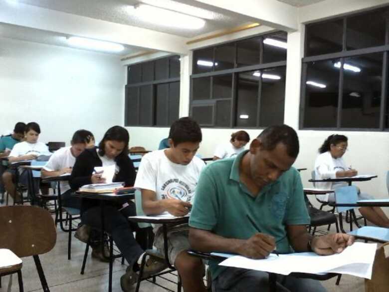 Alunos durante prova
