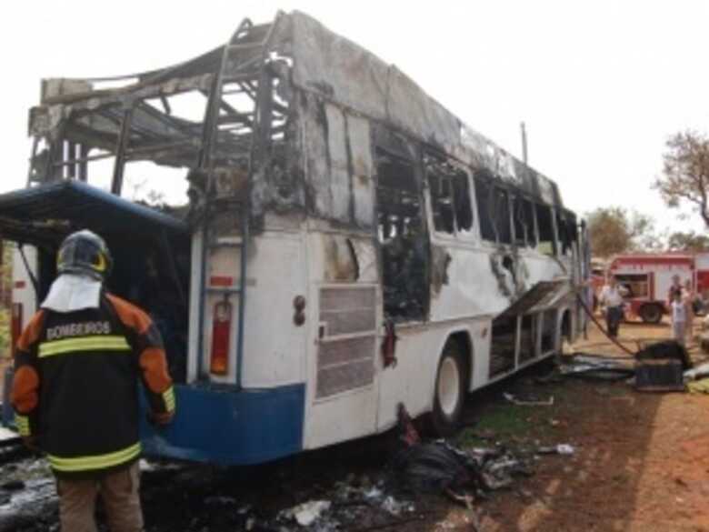 Ônibus ficou destruído