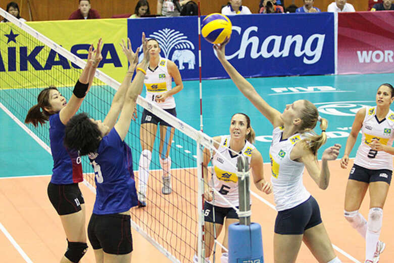 A oposto Mari (dir.) ataca para o Brasil em duelo contra a Tailândia pelo Grand Prix de vôlei 