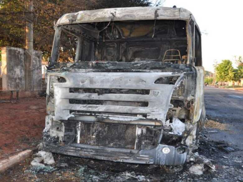 Veículo e carga ficaram destruídos no incêndio 