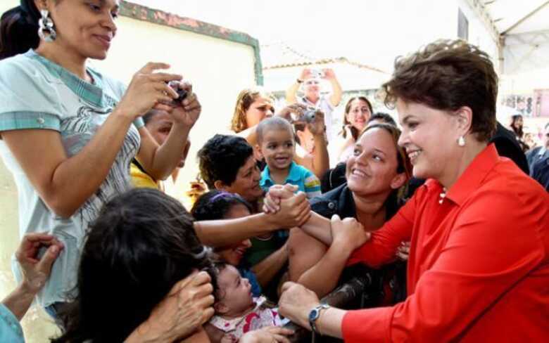Presidente Dilma cumprimenta população 