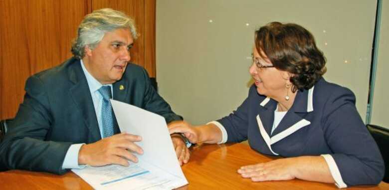 O senador Delcídio Amaral e a ministra Ideli Salvati