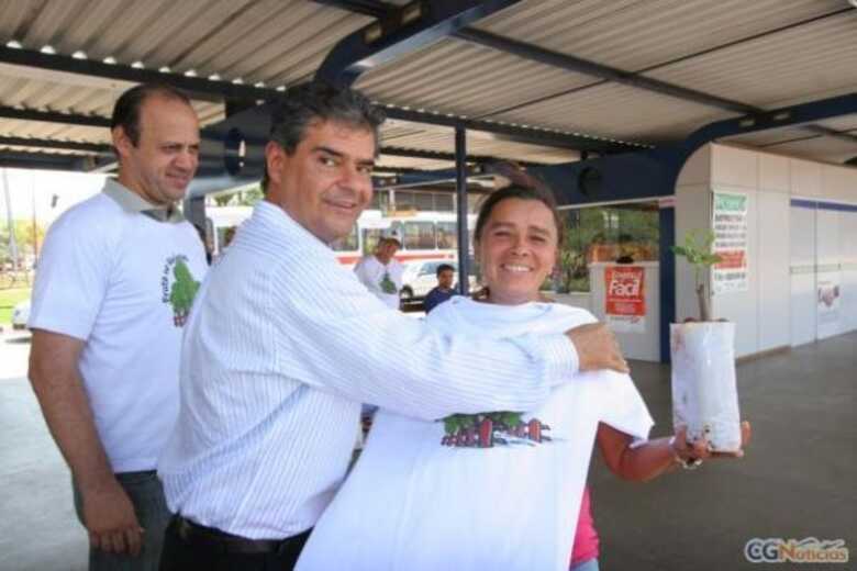 Marcos Cristaldo e prefeito Nelsinho Trad entregam mudas a população