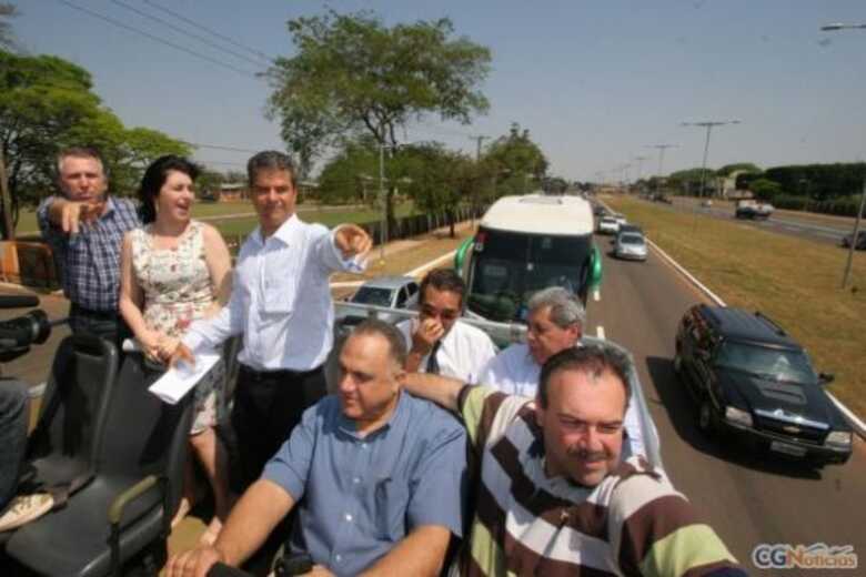 Edson Giroto, Simone Tebet, Nelson Trad, André Puccinelli passeiam pela Via Morena durante a entrega da etapa Duque de Caxias