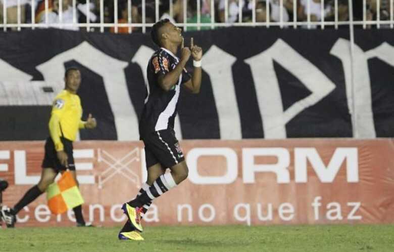 Élton comemora o primeiro gol do Vasco na goleada de 4 a 0 