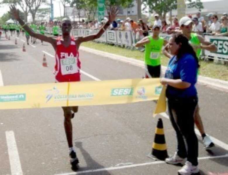 Mark Korir cruza linha de chegada 