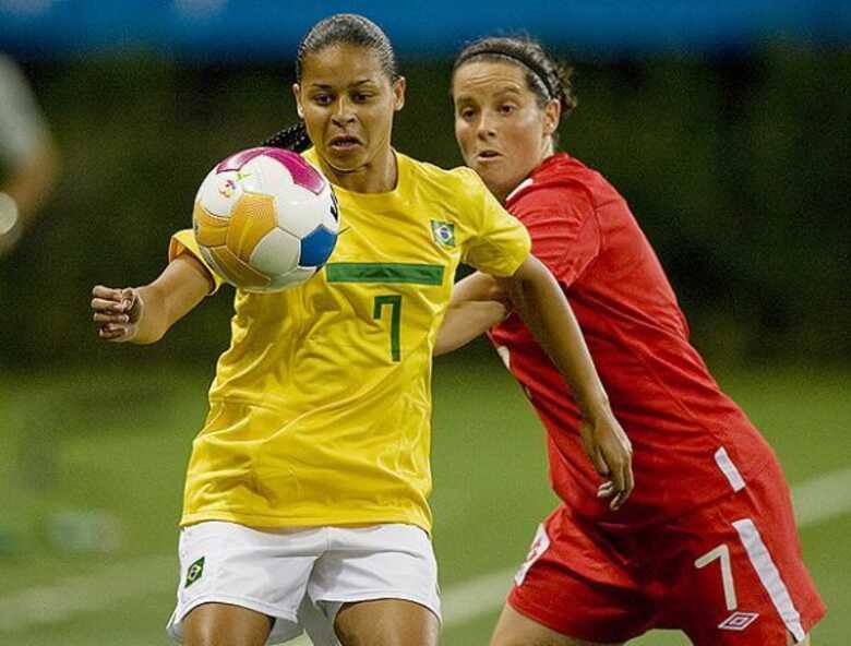 Francielle tenta a jogada para o Brasil na partida contra o Canadá