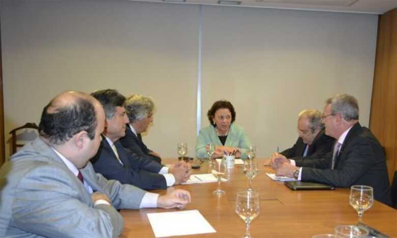 A ministra Ideli com a bancada de MS