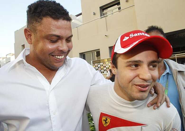 O ex-jogador Ronaldo da Ferrari com Felipe Massa antes do GP