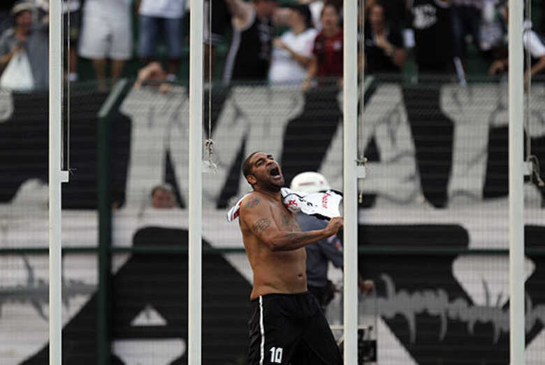 Adriano comemora o gol salvador sobre o Atlético-MG, no Pacaembu