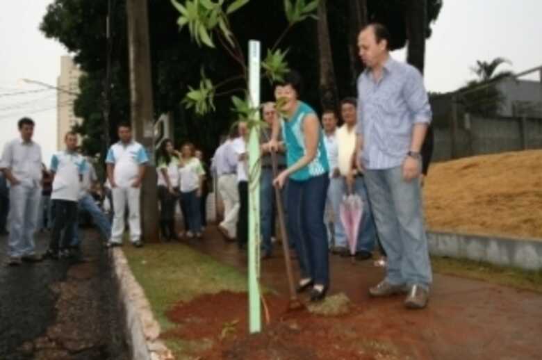 Moradora planta árvore junto com o secretário Marcos Cristaldo