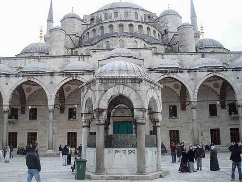 Pátio da Nova Mesquita, em Istambul, que teve sua construção iniciada em 1597