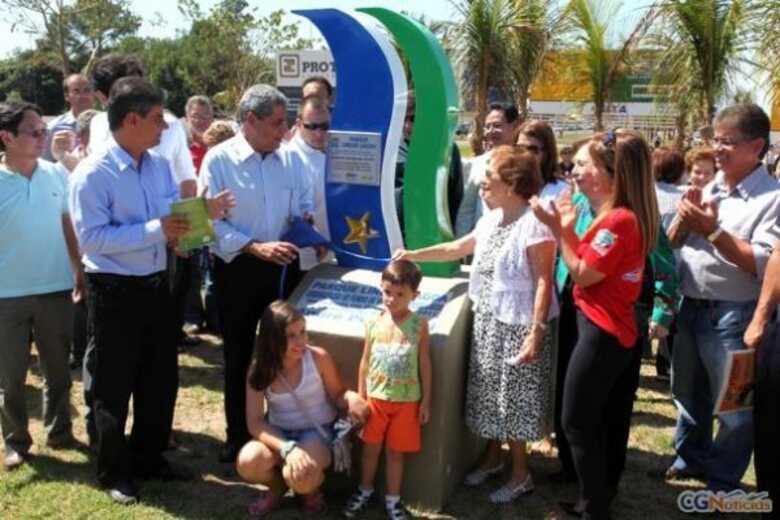 André, Nelsinho e Antonieta descerram placa de inauguração do Complexo Lagoa
