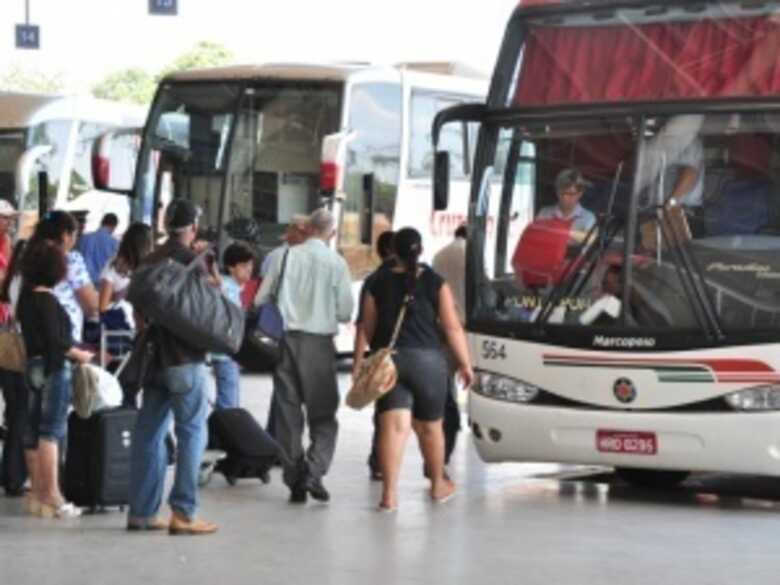 Passageiros embarcam na Rodoviária de Campo Grande