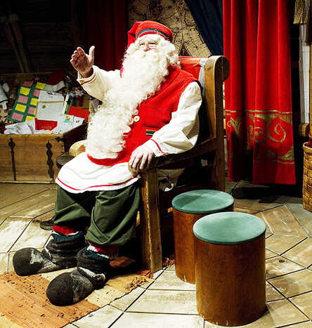 papai Noel recepciona visitantes em seu escritório em Rovaniemi, na Lapônia finlandesa