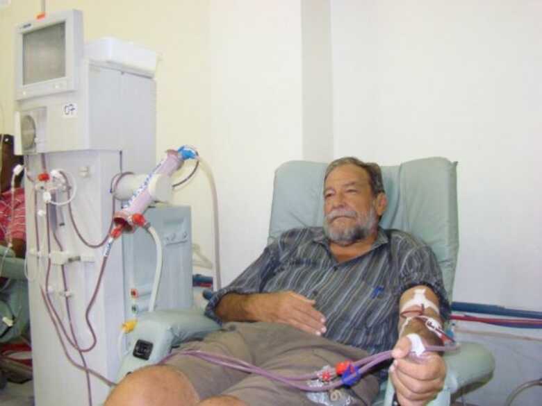 Paciente faz  sessões de hemodiálise enquanto espera por um rim