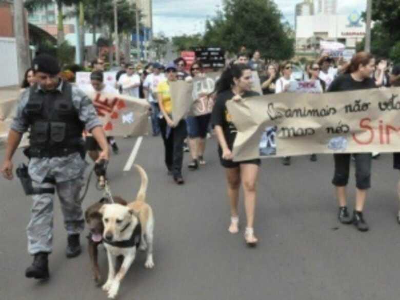 Protesto levou à Afonso Pena até cachorro da Cigcoe