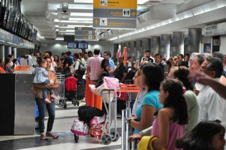 Movimento de passageiros na manhã deste sábado no saguão do Aeroporto Internacional de Campo Grande 