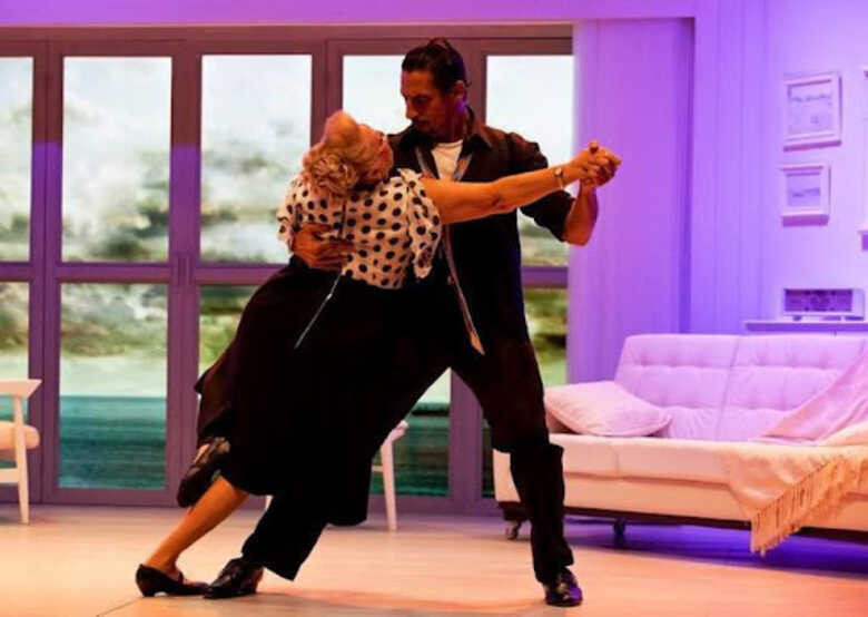 Cena da peça Seis aulas de dança em seis semanas