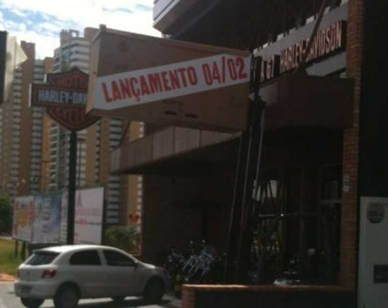 A fachada da loja Rota 67, anunciando os lançamentos da Harley-Davidson em Campo Grande