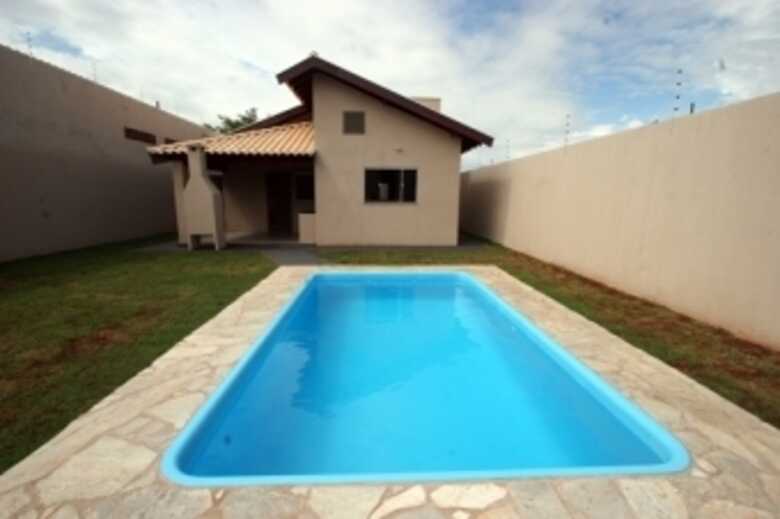 Área de lazer da casa, com churrasqueira e piscina
