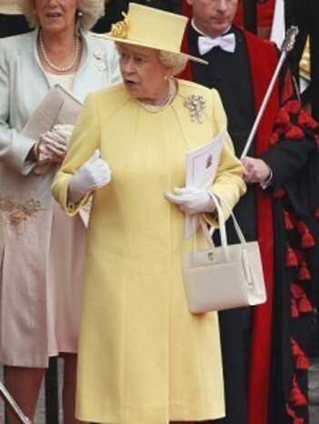 A Rainha Elizabeth II, do Reino Unido, com sua inseparável bolsinha