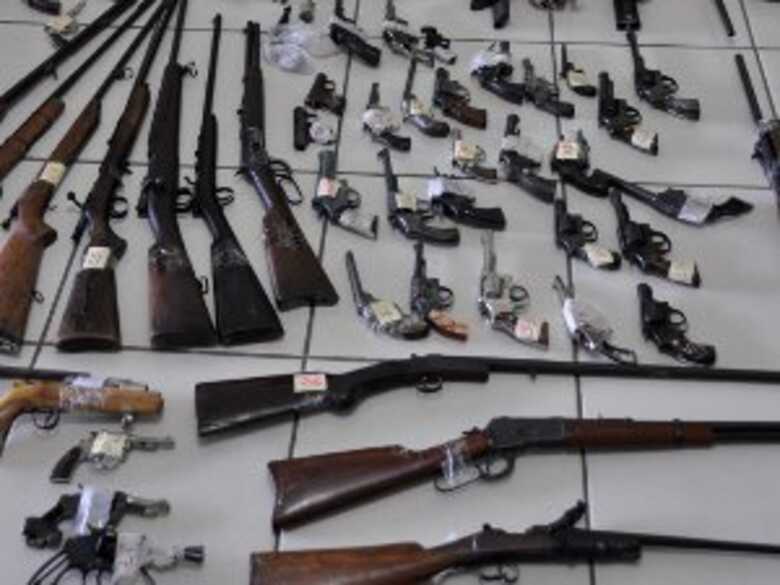 As armas recolhidas pela PRF e entregues ao Exército em Campo Grande