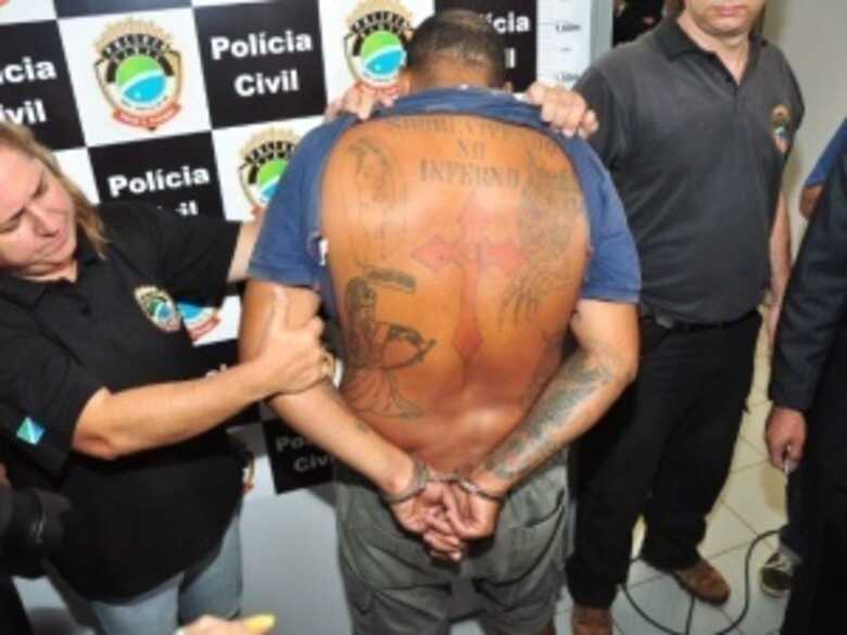O estuprador Robson, com o corpo coberto por tatuagens