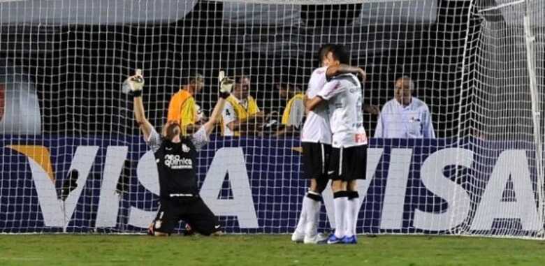 Jogadores do Corinthians comemoram a vitória sobre o Cruz Azul no Pacaembu