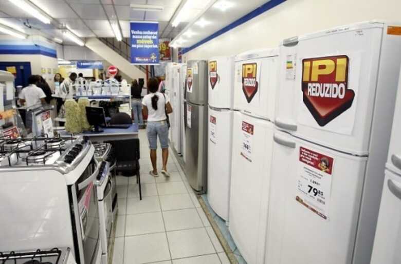 Redução do IPI incide no valor dos produtos de linha branca, como fogão, lavadora e geladeira.