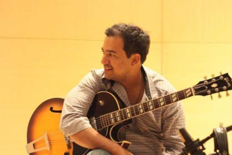 Marcos Assunção vem se destacando no cenário musical pela criatividade evidenciada em seus trabalhos como compositor e intérprete