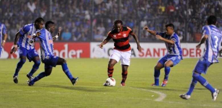 Vagner Love não conseguiu ajudar o Flamengo a sair com a vitória na quarta-feira