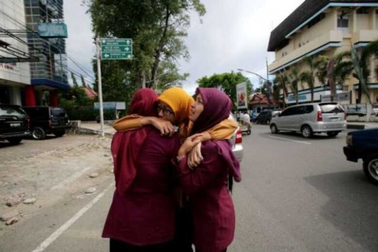 Mulheres se abraçam em Aceh, na Indonésia, onde um forte tremor de terra deixou em alerta a população para o risco de um tsunami na costa do país