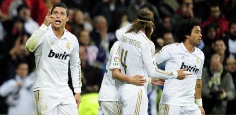 Cristiano Ronaldo (esq.) fez um dos gols da vitória de virada do Real sobre o Gijón