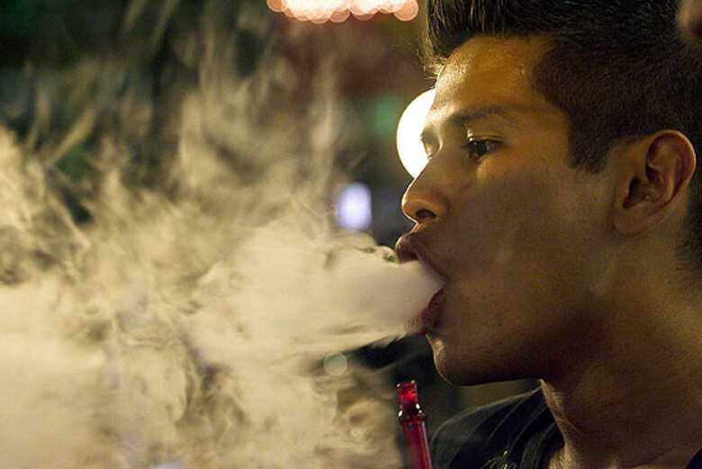 O estudante Murilo Mukai, 22, exala fumaça de narguilé, em encontro de usuários na zona sul de São Paulo