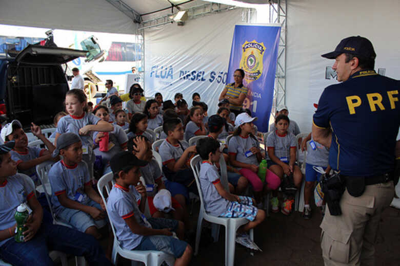 PRF dá palestra a crianças durante evento da Caravana Siga Bem
