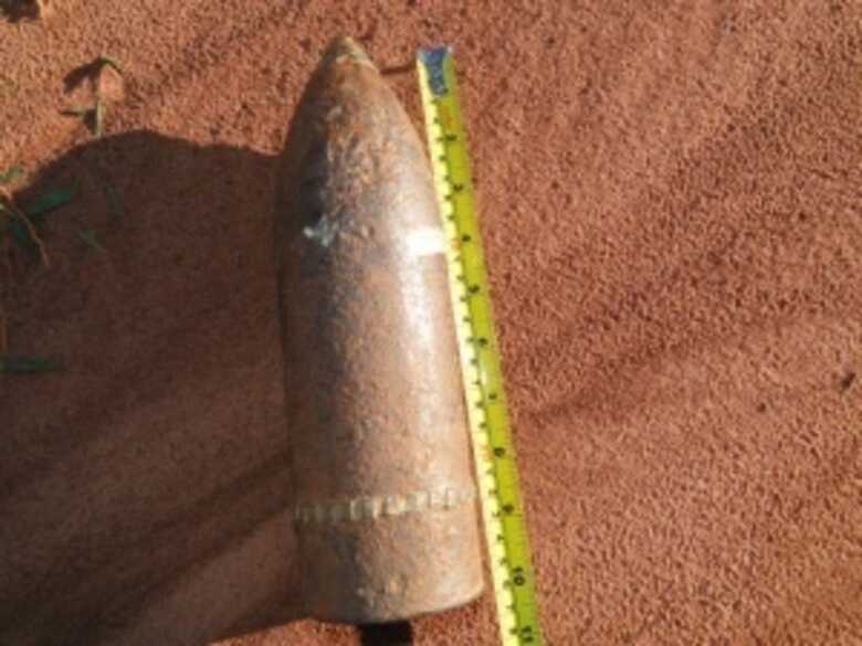 Projétil tinha mais de 10 cm de comprimento e quase 8 cm de largura
