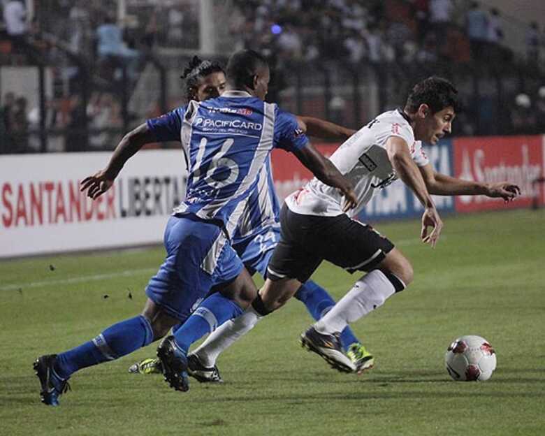Alex disputa bola durante partida entre Corinthians e Emelec pela Libertadores