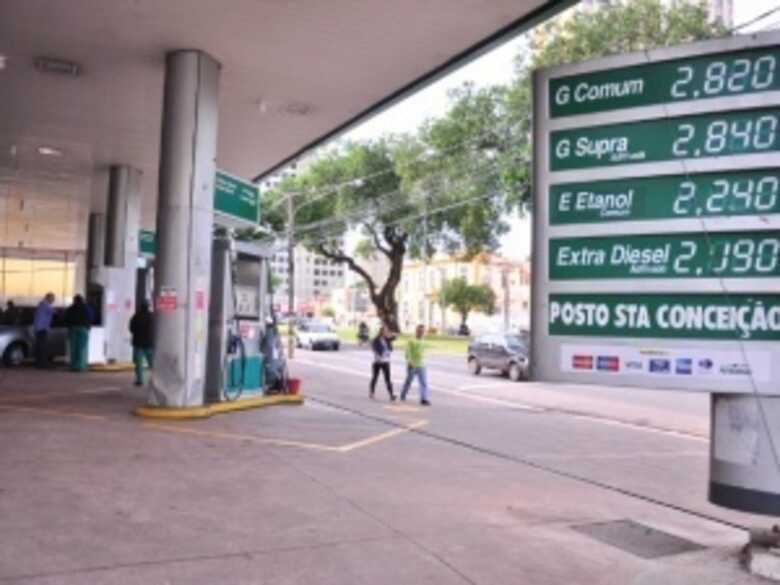 Gasolina já é vendida a R$ 2,82 em posto na avenida Afonso Pena.