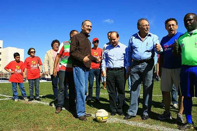 O ministro do Esporte, Aldo Rebelo, durante cerimônia de inauguração de um campo de futebol em Barretos