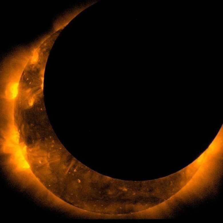 Fotografia feita pela sonda espacial Hinode do eclipse