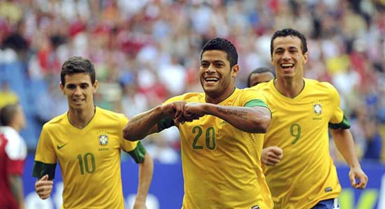 O atacante Hulk (centro) comemora um de seus dois gols na partida contra a Dinamarca