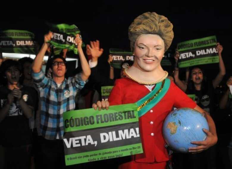 Estudantes pedem veto à Dilma na praça dos 3 poderes