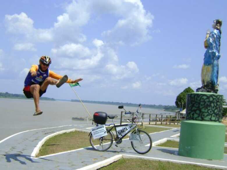 Amazonense Valdeni Pinheiro Alves, 33 anos, no dia em que começou sua viagem de bicicleta, no ano passado