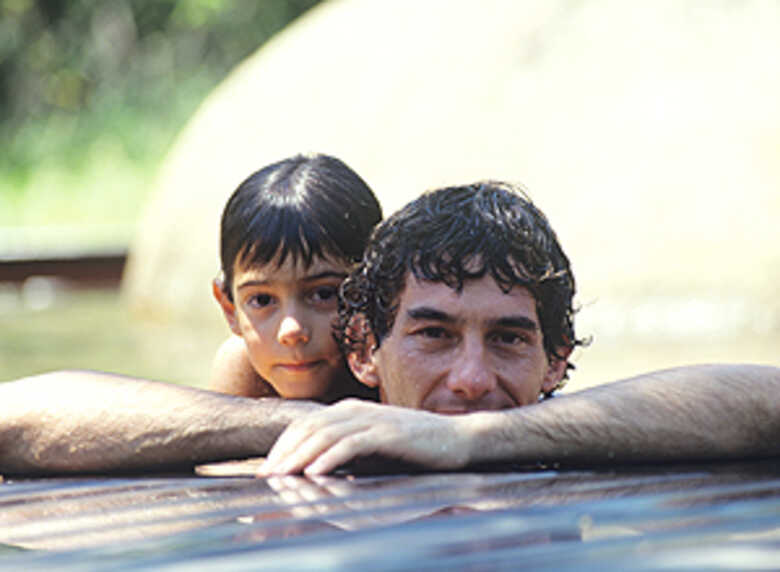 Bruno e Ayrton Senna (esq. p/ dir.), sobrinho e tio, se divertiam na piscina durantes as férias em Angra