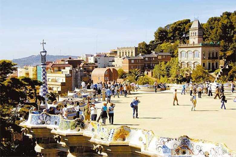 Turistas passeiam pelo parque Güell, em Barcelona; cidade é a maior da região da Catalunha, na Espanha